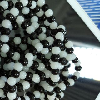 Chuỗi đeo tay đá trắng đen mix 6li đá