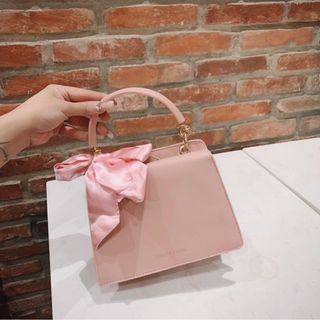 Tuia da nơ lụa xinh