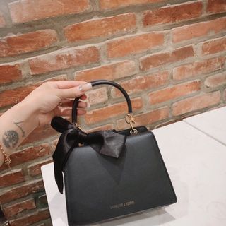 Tuia da nơ lụa xinh