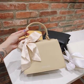 Tuia da nơ lụa xinh
