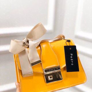 Tuia kèm lan lụa