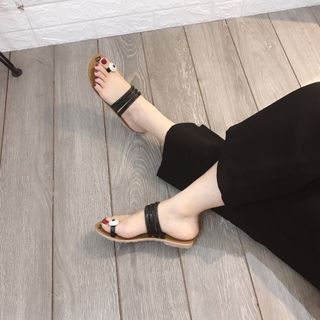 Dép xỏ ngón đá xinh