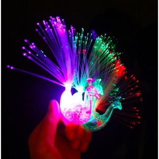Con công có đèn có sẵn pin đủ màu rực rỡ