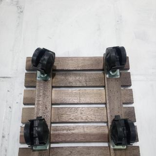 LÓT CHẬU CÂY HOA CÓ BÁNH XE GỖ VUÔNG 30X30 NÂU ĐEN
