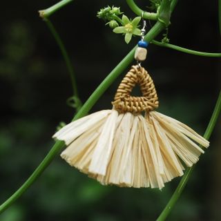 Khuyên tai mây gắn sọi cọ rafia
