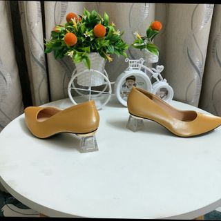 Giày Bít 5p mũi nhọn phom chuẩn lót có mút êm mềm
Size 35-39