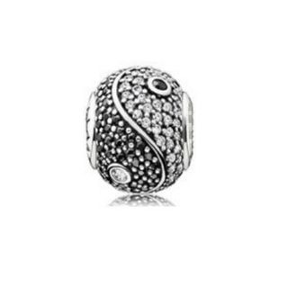 SỈ charm Essence 02