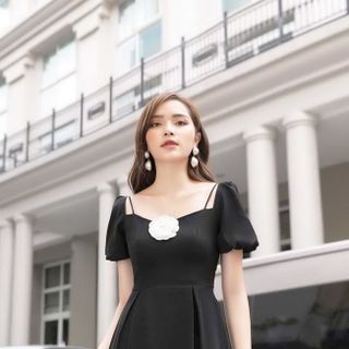 ĐẦM XÒE TAY NGẮN CỔ VUÔNG ĐÍNH HOA GIỮA NGỰC 2419