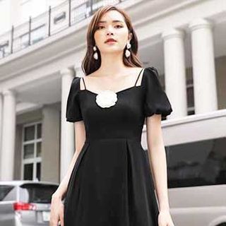 ĐẦM XÒE TAY NGẮN CỔ VUÔNG ĐÍNH HOA GIỮA NGỰC 2419