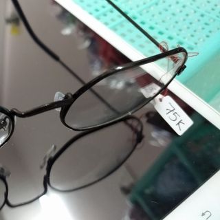 Mắt kính gọng kim loại đen