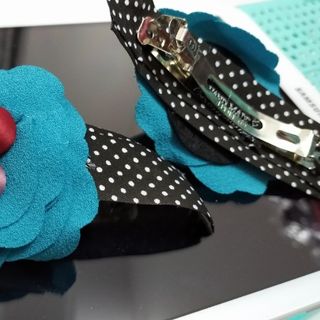 Kẹp tóc hoa màu xanh