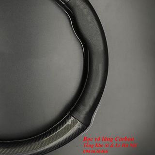 Bọc vô lăng da vân Cacbon gắn logo hãng