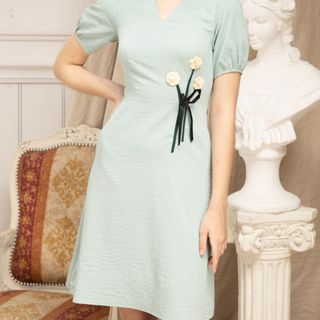 DX cổ V thêu hoa eo