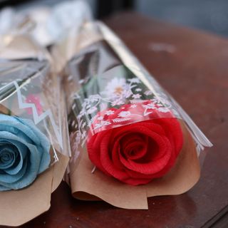 Bó hoa hồng cánh 1 bông từ giấy nhún handmade