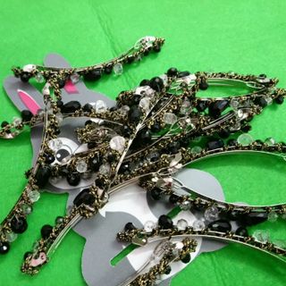 Kẹp tóc hạt đen