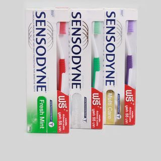 Kem đánh răng Sensodyne tặng kèm bàn chải