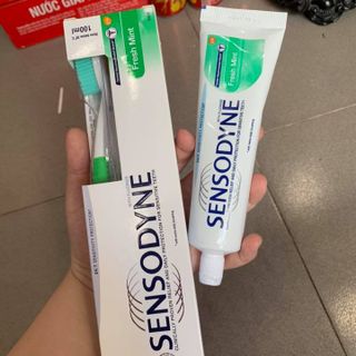 Kem đánh răng Sensodyne tặng kèm bàn chải