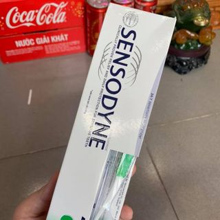 Kem đánh răng Sensodyne tặng kèm bàn chải