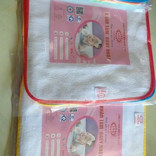 Tắm lót khăn cho bé