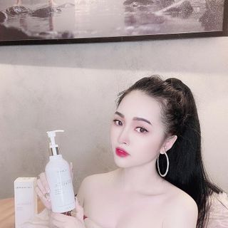 Sữa tắm phân tử vàng kháng khuẩn CC White