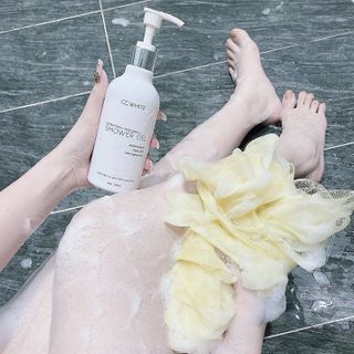 Sữa tắm phân tử vàng kháng khuẩn CC White