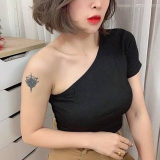 Áo phông một tay hở vai siêu cá tính