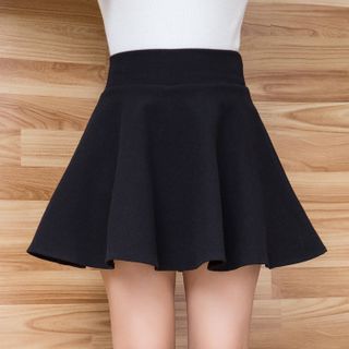 Chân váy xòe ngắn màu đen thời trang, năng động