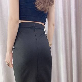Chân váy bút chì đầu gối xẻ sau