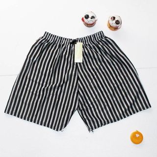 Quần short kẻ nam mặc nhà