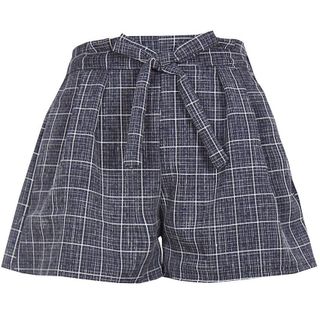 Quần shorts kẻ caro buộc nơ sành điệu