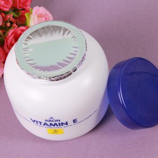 Kem dưỡng da giữ ẩm Vitamin E hiệu Aron Thái Lan 200g