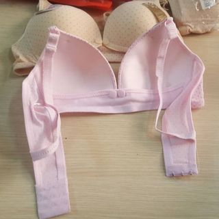 Áo lót cho con bú chấm bi tiện lợi cho mẹ