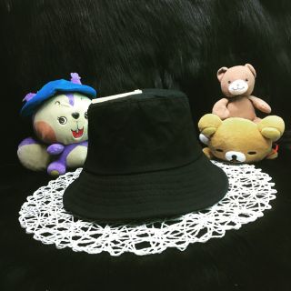 Mũ vải vành tròn đen trơn