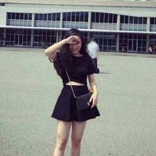 Chân váy xòe ngắn màu đen thời trang