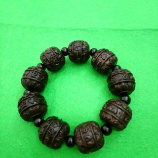 Vòng gỗ đeo tay sắc nét