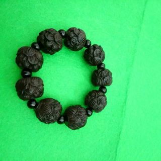 Vòng gỗ đeo tay sắc nét
