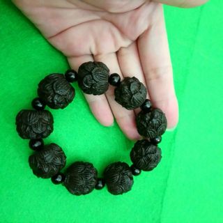 Vòng gỗ đeo tay sắc nét