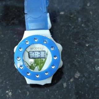 Đồng hồ đeo tay điện tử sẵn pin