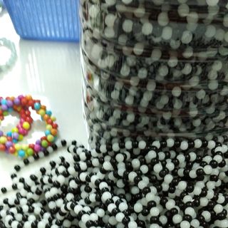 Vòng chuỗi đá trắng đen