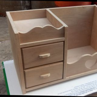 Kệ đựng mỹ phẩm gỗ tự nhiên.