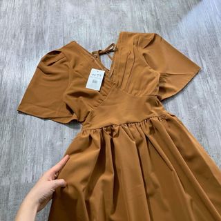 Váy xoè tầng cổ xẻ dây lưng