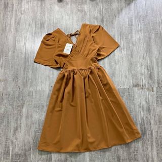 Váy xoè tầng cổ xẻ dây lưng