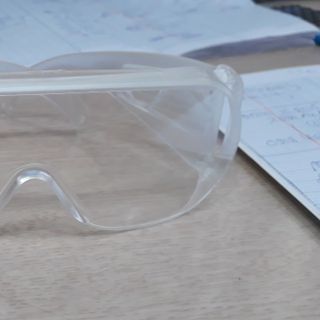 Kính bảo hộ trong suốt