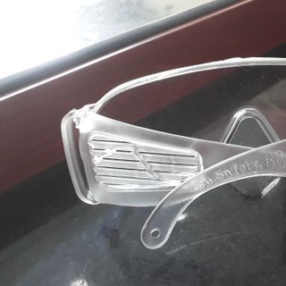 Kính bảo hộ trong suốt