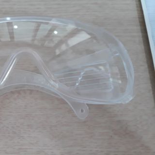 Kính bảo hộ trong suốt