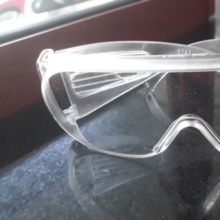 Kính bảo hộ trong suốt