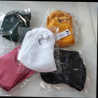 Khẩu trang vải poly 2 da siêu mịn, siêu êm mang thoải mái cả ngày.
