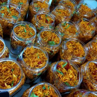 Khô gà cháy tỏi, khô gà lá chanh, mực xé...
