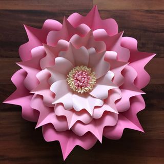 Chợ Hoa Giấy chuyên cung cấp các loại hoa được làm tỉ mỉ từ giấy