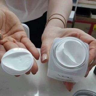 Kem Trắng Da Lên Tone